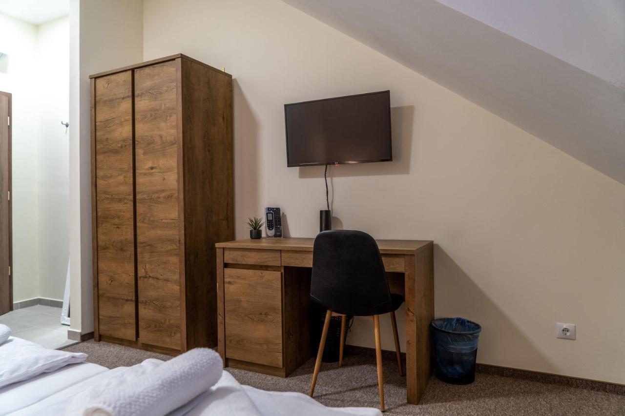 Rozsa Etterem & Panzio Bed & Breakfast Pecs Exterior photo