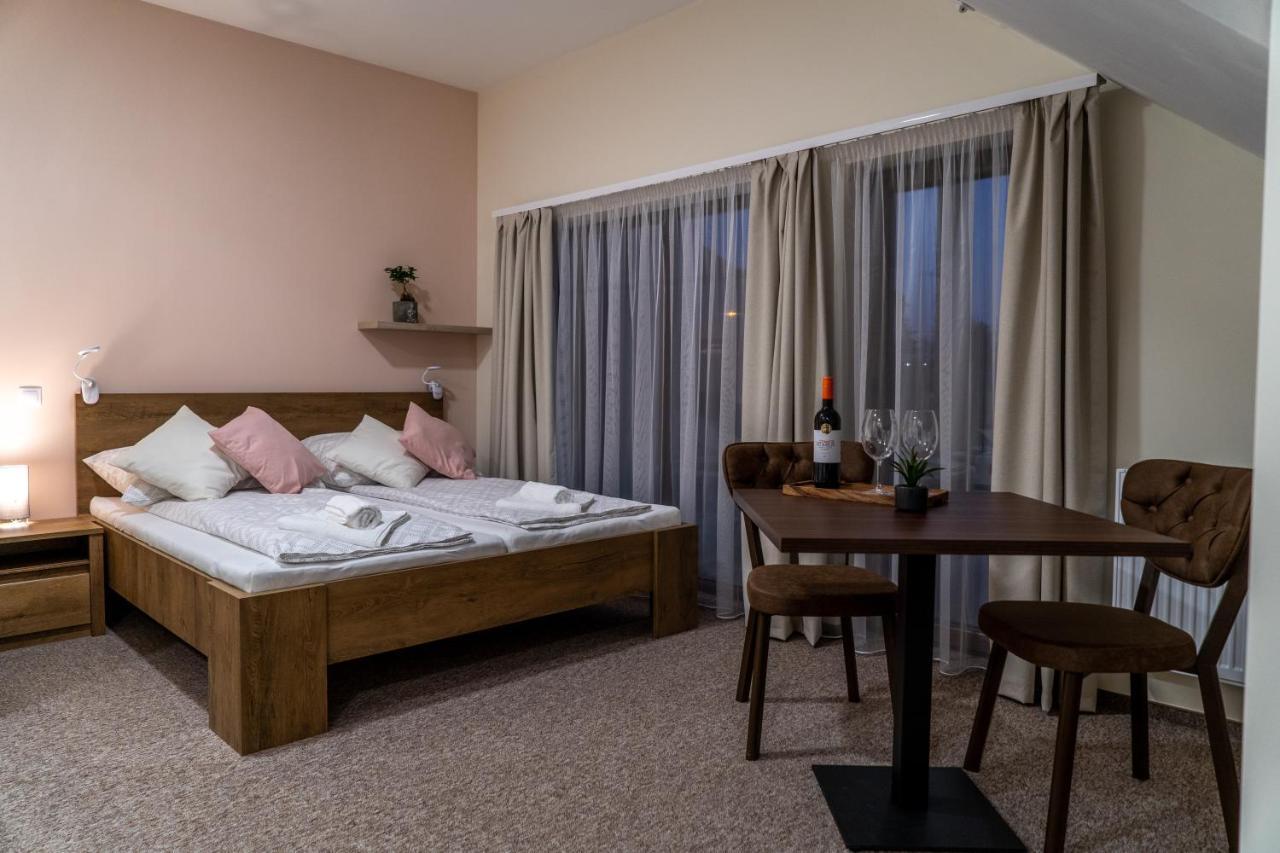 Rozsa Etterem & Panzio Bed & Breakfast Pecs Exterior photo