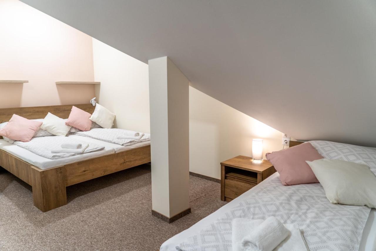 Rozsa Etterem & Panzio Bed & Breakfast Pecs Exterior photo